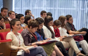 Asistentes a una jornada de bienvenida de Fundación Carolina