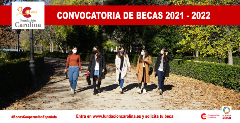 Cartel convocatoria de becas 2021. Becarias paseando por el parque del Retiro