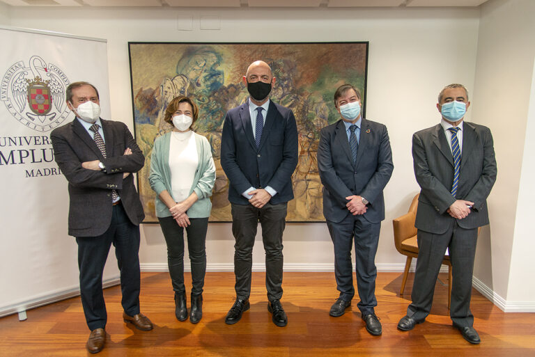 El vicerrector de Relaciones Internacionales y Cooperación, Dámaso López; la asesora del Vicerrectorado Marisa Ramos; el rector de la Universidad Complutense de Madrid, Joaquín Goyache; el director de Fundación Carolina, José Antonio Sanahuja; y el secretario general y gerente de la Fundación Carolina, Hugo Camacho.