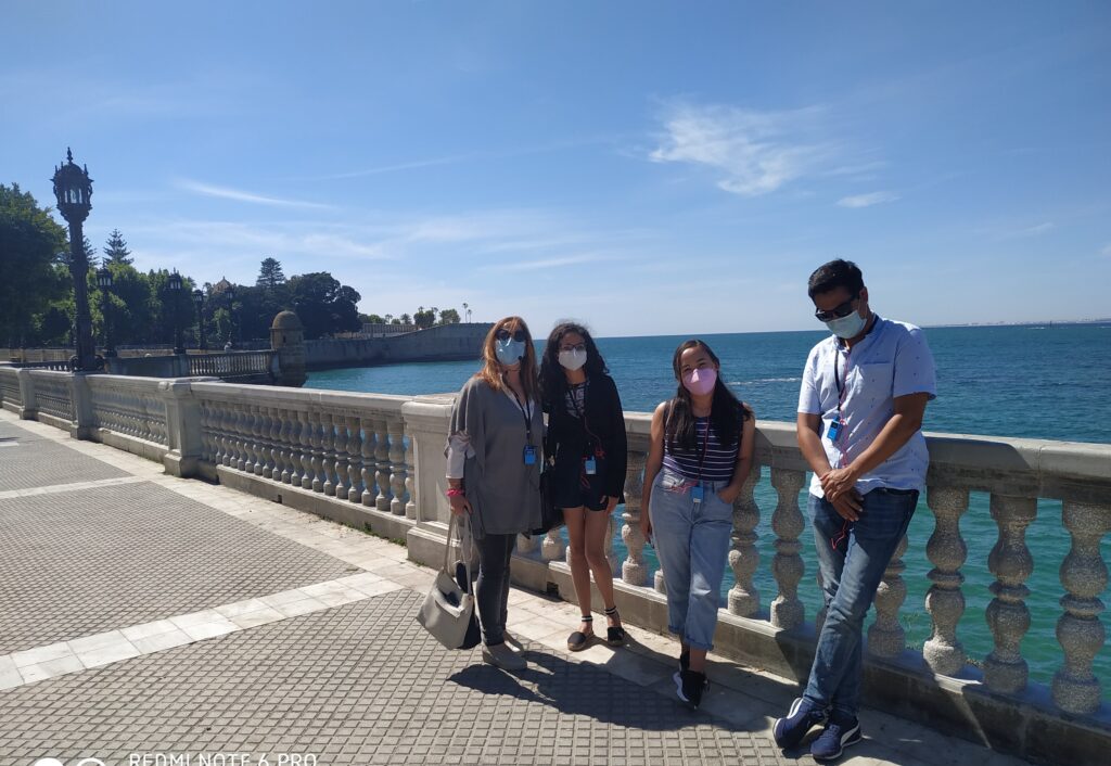 Grupo de becarios durante la visita guiada al centro histórico de Cádiz