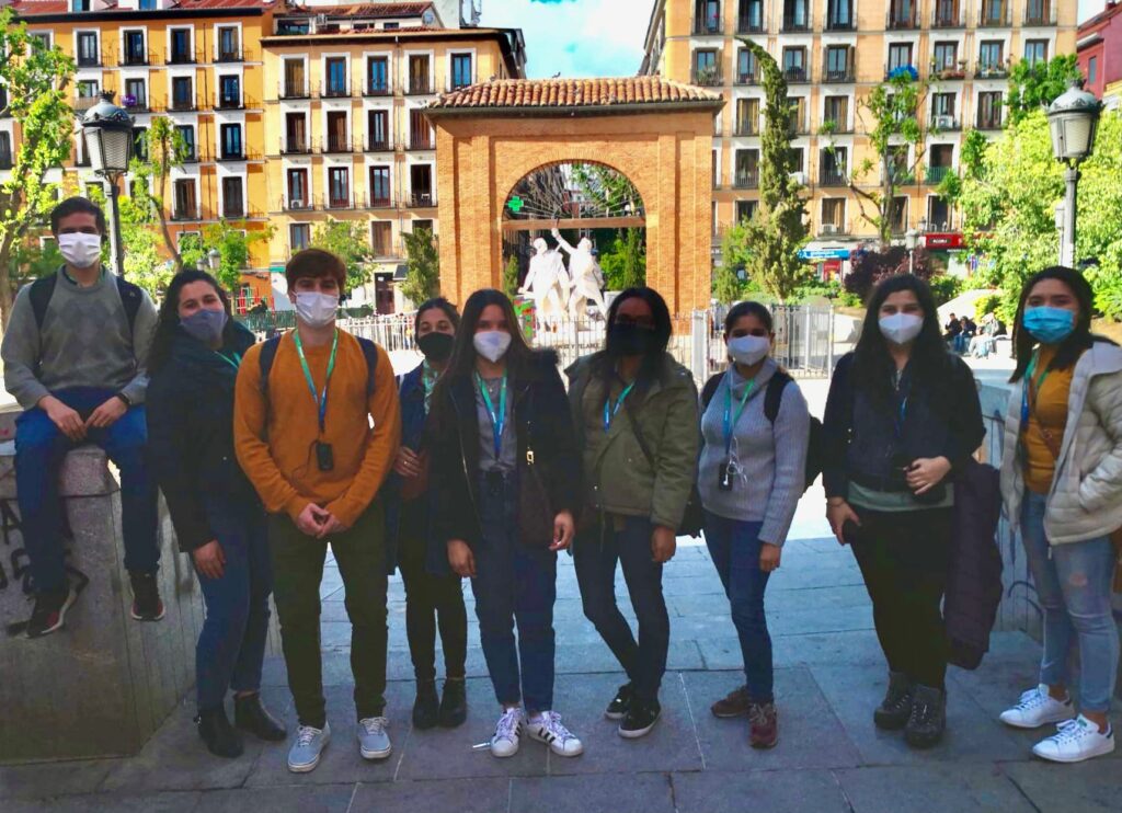 Grupo de becarios y becarias de Fundación Carolina durante la visita guiada al barrio madrileño de Malasaña