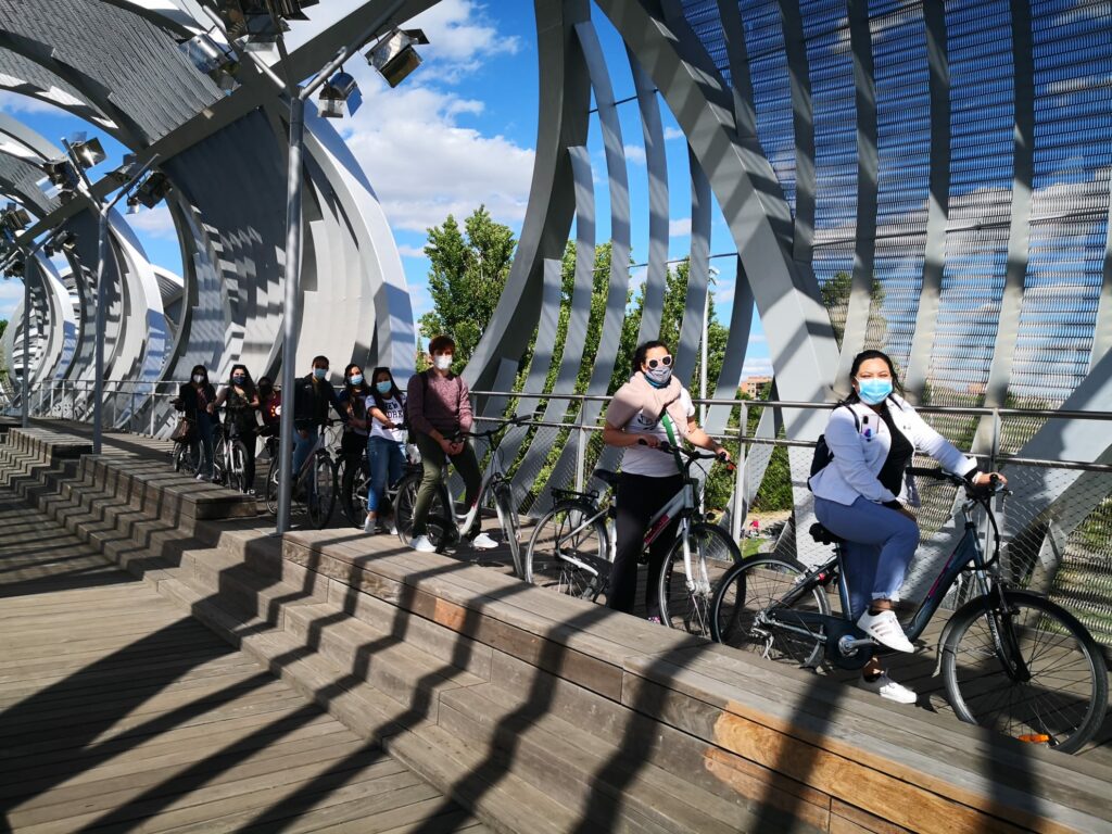 Grupo de becarios en paseo en bici por Madrid Río