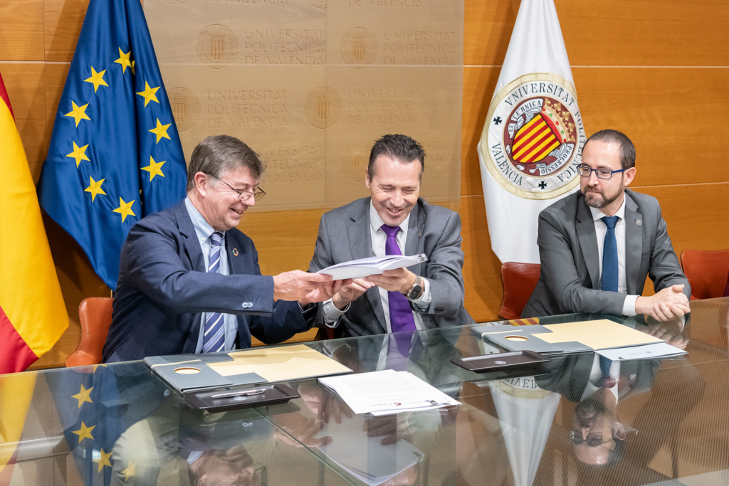 Firma Convenio Fundación CArolina y Universidad Politécnica de Valencia