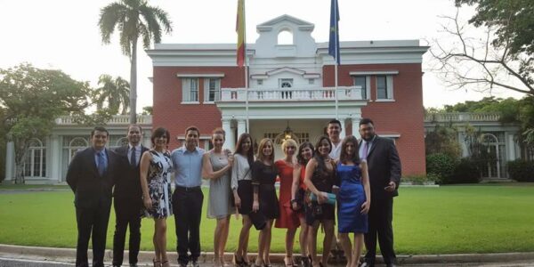 Jovenes lideres en recepcion embajada RD