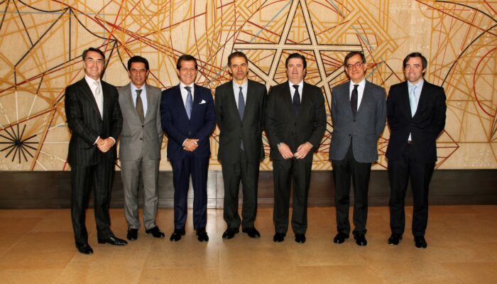 De izquierda a derecha: el director de Fundación Carolina, Jesús Andreu Ardura; el director general de Generación Endesa Portugal, Nuno Ribeiro da Silva; el embajador de España en Portugal, Eduardo Gutiérrez; el ministro luso de Ciencia, Tecnología y Educación Superior, Manuel Heitor; el presidente de Endesa y de su Fundación, Borja Prado; el administrador ejecutivo de la Fundación Gulbenkian, Guilherme d'Oliveira Martins; y el director general de la Fundación Endesa, Carlos Gómez-Múgica. Foto: Fundación Endesa