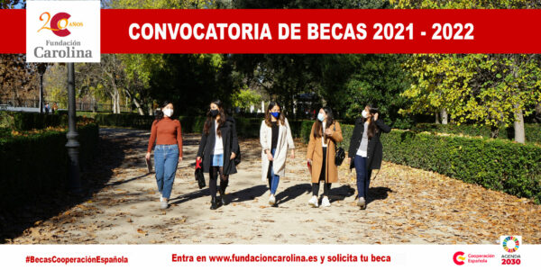 Cartel convocatoria de becas 2021. Becarias paseando por el parque del Retiro