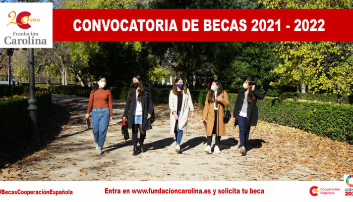 Cartel convocatoria de becas 2021. Becarias paseando por el parque del Retiro
