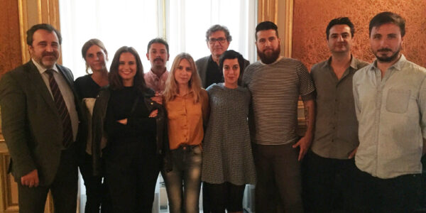 Los alumnos del curso , su director y coordinadora junto a los representantes de la Fundación Carolina