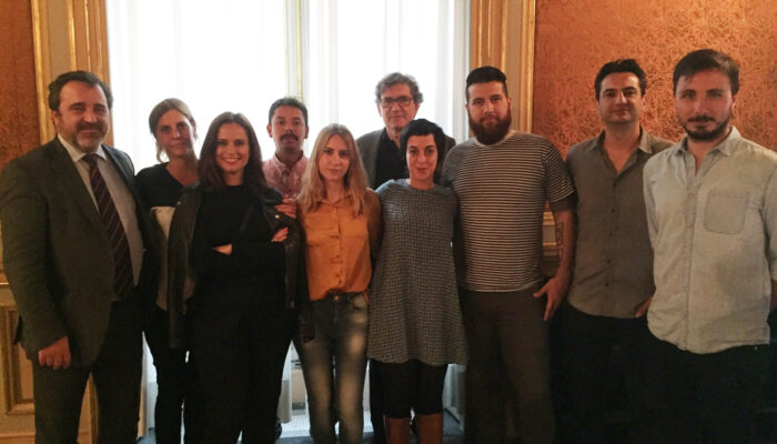 Los alumnos del curso , su director y coordinadora junto a los representantes de la Fundación Carolina