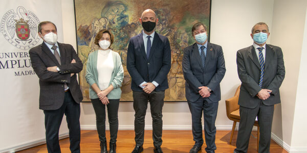 El vicerrector de Relaciones Internacionales y Cooperación, Dámaso López; la asesora del Vicerrectorado Marisa Ramos; el rector de la Universidad Complutense de Madrid, Joaquín Goyache; el director de Fundación Carolina, José Antonio Sanahuja; y el secretario general y gerente de la Fundación Carolina, Hugo Camacho.