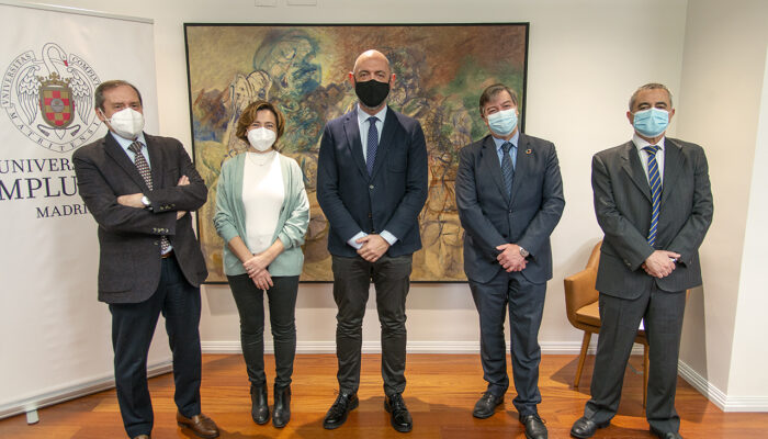 El vicerrector de Relaciones Internacionales y Cooperación, Dámaso López; la asesora del Vicerrectorado Marisa Ramos; el rector de la Universidad Complutense de Madrid, Joaquín Goyache; el director de Fundación Carolina, José Antonio Sanahuja; y el secretario general y gerente de la Fundación Carolina, Hugo Camacho.