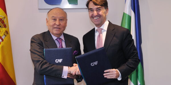 Enrique garcía y jesús Andreu tras la firma del convenio. Foto:CAF