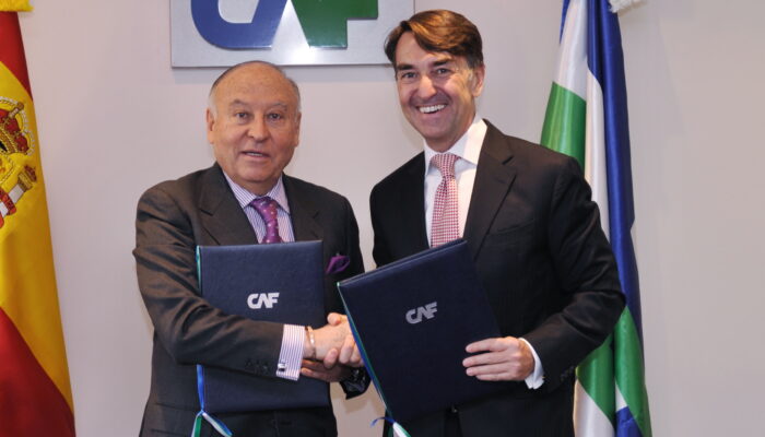 Enrique garcía y jesús Andreu tras la firma del convenio. Foto:CAF