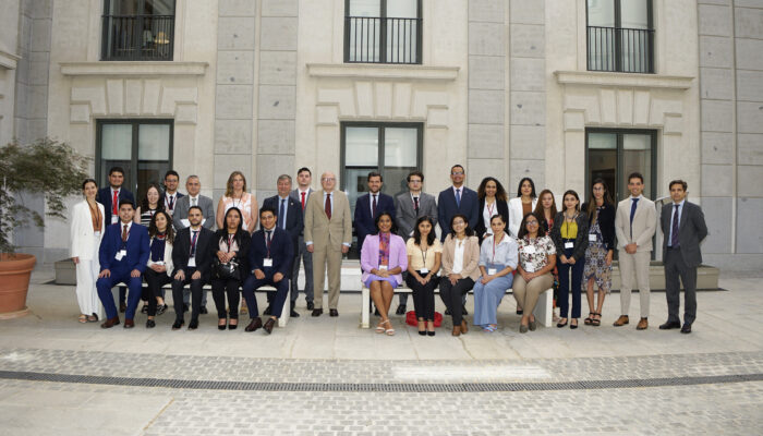 Foto de grupo Jovenes Lideres Iberoamericanos con Fernandez Trigo