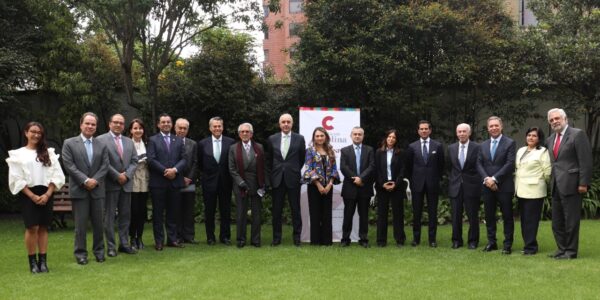 Pie de foto. De izquierda a derecha: Lorena León, Jerónimo Castro, Fernando Cortés, Ana María Guerrero, Victor Hugo Malagón, Luis Carlos Arango, Rubén Darío Lizarralde, Pedro Gómez, Pablo Gómez de Olea, Carolina Olarte, Hugo Camacho, Sylvia Escovar, Daniel Haime Gutt, José Alejandro Cortés, Manuel de la Cruz, Lucía Polanía y Guillermo Carvajalino. 
