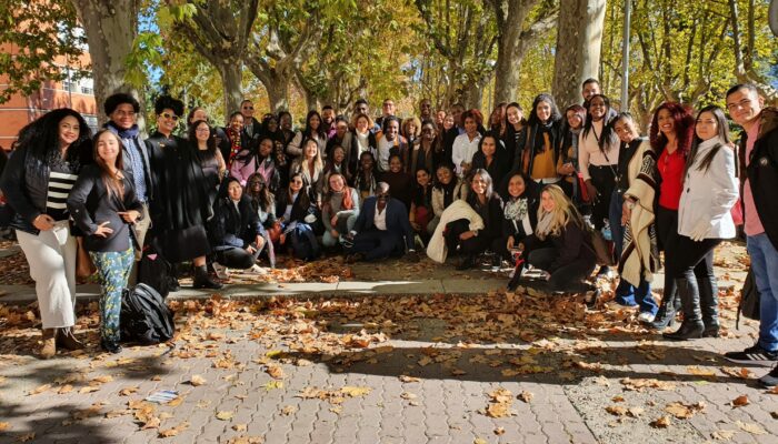 Grupo de becarios BBB en el campus