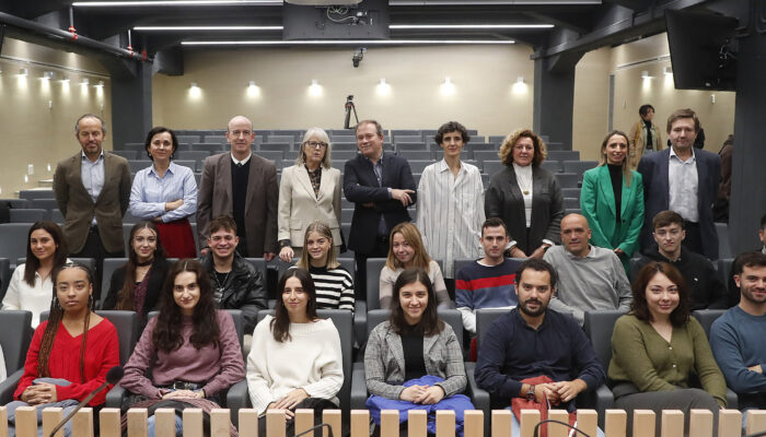 MADRID, 02/11/2023.- La presidenta de la Agencia EFE, Gabriela Cañas (4i), junto al director de la Escuela de Periodismo de EFE, Carlos Gosch (5d) y la directora del Máster de Periodismo de Agencia, Pilar Carrera (4d), posan para la foto de familia durante la inauguración del nuevo curso del Máster este jueves en el campus de Puerta de Toledo de la Universidad Carlos III de Madrid. EFE/ J.P.Gandul