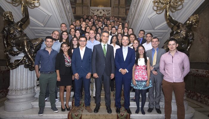 Foto de grupo de la Jornada de bienvenida a becarios de Fundación Carolina celebrada en casa de América el 30 septiembre 2015. Foto: Casa de América