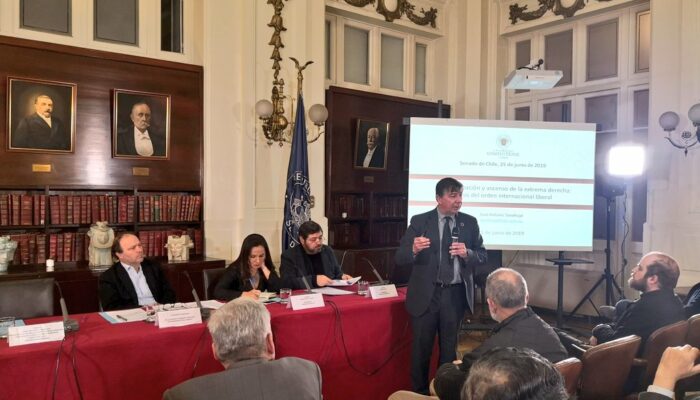 PHOTO Charla en el Senado