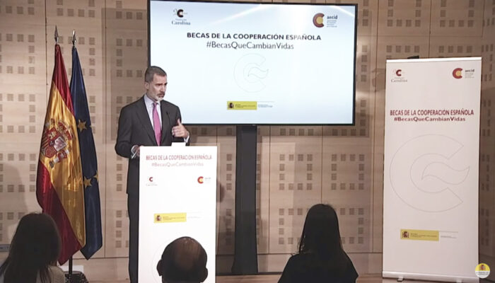 Rey Presenta becas CE