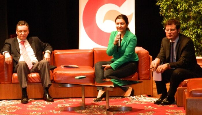 Charla becas Red Carolina Bolivia en Santa Cruz