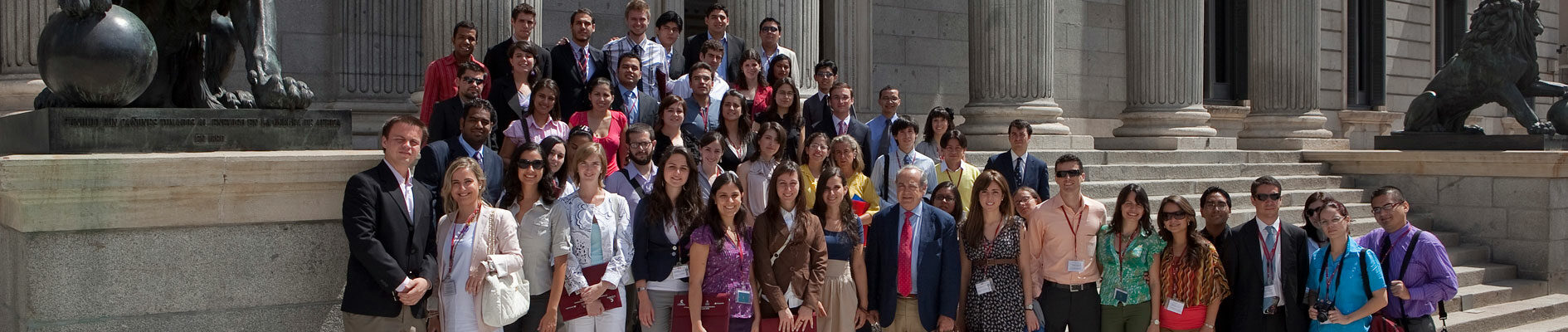 Imagen del congreso de los diputaods y de un grupo de visitantes, becarios de Fundación Carolina