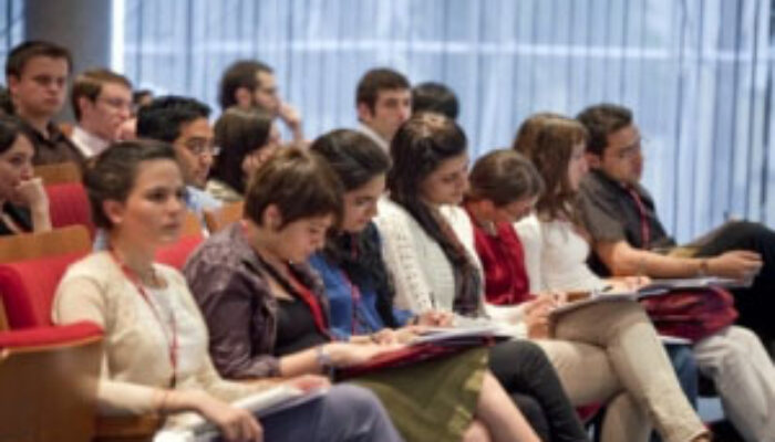 Asistentes a una jornada de bienvenida de Fundación Carolina